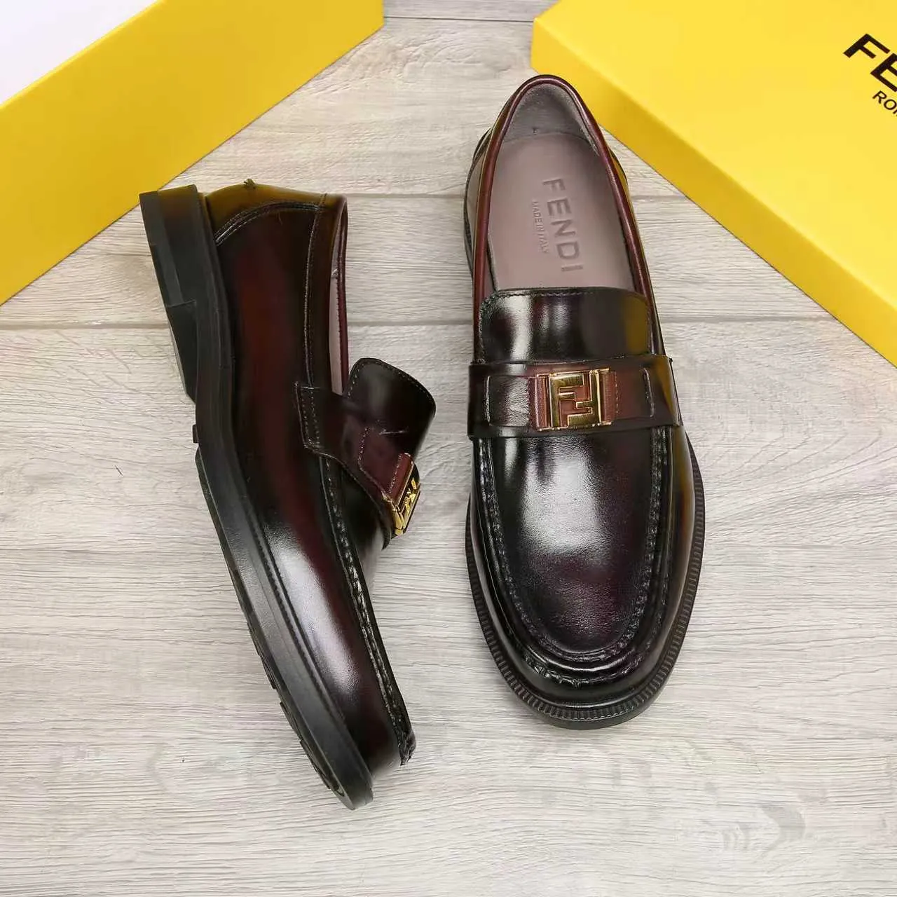 ​Men's shoes 💰 500 💰 Water dyed cowhide 🆘 The latest FENDI ( Fendi ) new casual leather shoes 🕶️🕶️ Simple routing effect, showing an elegant and cool driving shoe 🎬Made of Italian 🇮🇹 imported calfskin + first-layer water-dyed cowhide lining🐂Excellent material🎬Detailed workmanship 🤗Comfortable foot feel➰➰. ​Pair it with any outfit to show your taste and temperament, low-key luxury ♻️Design ​simple and elegant ​noble and fashionable 🍃​Very loved and favored by trendy men 💓❤️Size: 38-44 2⃣️colors available